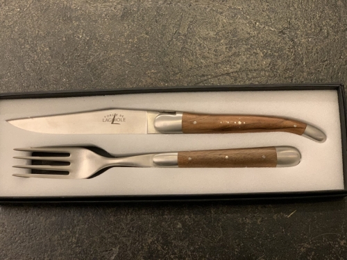 Kniv og gaffel, håndtag i oliventræ, poleret, Tradition - Forge de Laguiole