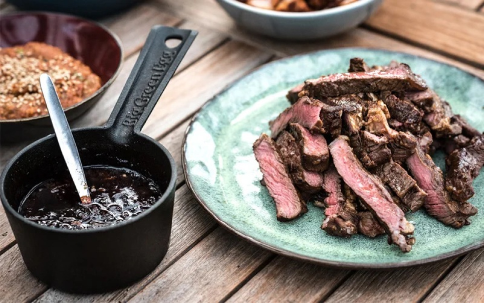 Støbejernsgryde med pensel - Big Green Egg