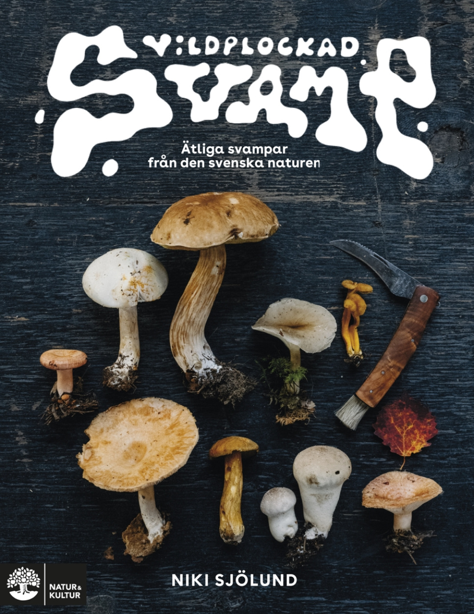 Vildplockad svamp: Ätbara svampar i svenska naturen - Niki Sjölund i gruppen Madlavning / Kogebøger / / hos The Kitchen Lab (1355-27955)