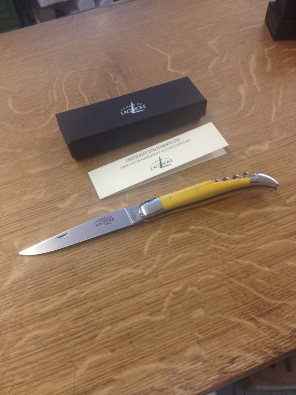 Spisekniv med foldeblad og korkskrue, gult håndtag - Forge de Laguiole i gruppen Borddækning / Bestik / Knivar hos The Kitchen Lab (1446-15887)