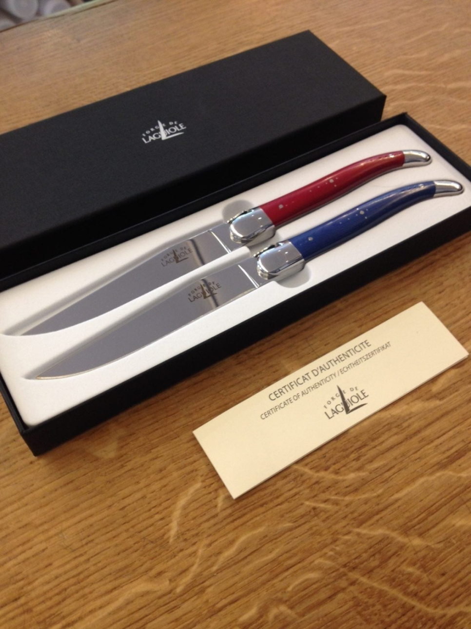 Sæt med 2 spiseknive, rødt og blåt håndtag - Forge de Laguiole i gruppen Borddækning / Bestik / Knivar hos The Kitchen Lab (1446-15906)