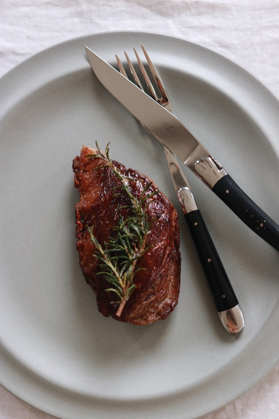 Seks knive, skaft i mørkt horn, poleret, Tradition - Forge de Laguiole Seks knive, skaft i mørkt horn, poleret, Tradition - Forge de Laguiole