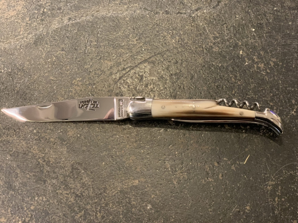 Madkniv med foldeblad og korkskrue - håndtag i lyst horn i gruppen Borddækning / Bestik / Knivar hos The Kitchen Lab (1446-23201)