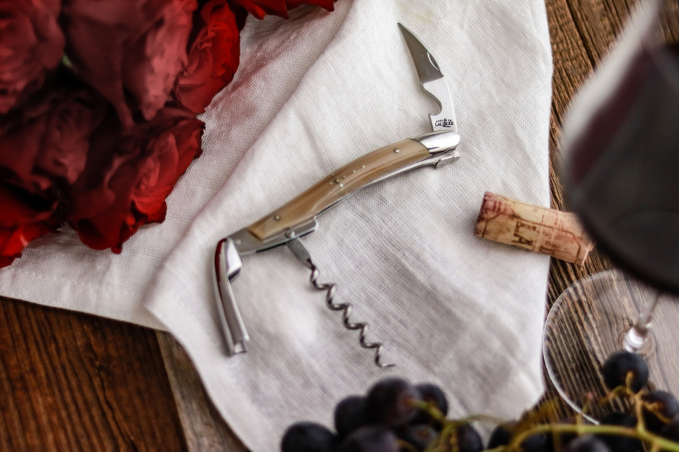 Sommelierkniv i lyst horn, poleret, Tradition - Forge de Laguiole Sommelierkniv i lyst horn, poleret, Tradition - Forge de Laguiole