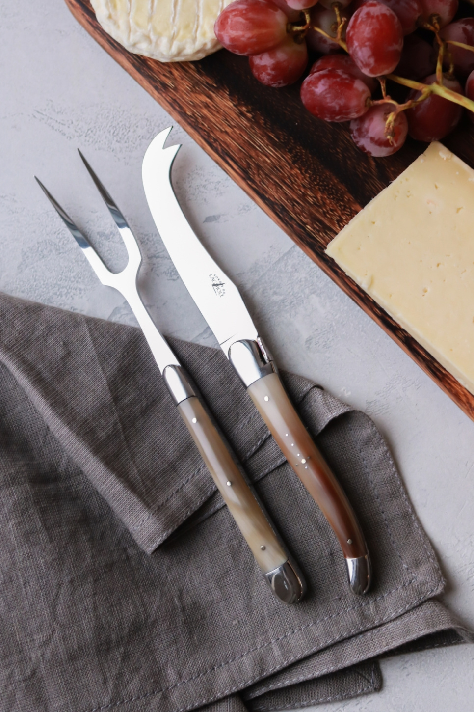 Ostesæt, håndtag i lyst horn, poleret, Tradition - Forge de Laguiole