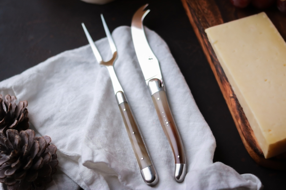 Ostesæt, håndtag i lyst horn, poleret, Tradition - Forge de Laguiole