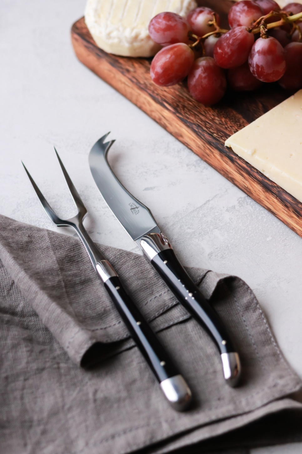 Ostesæt, håndtag i mørkt horn, poleret, Tradition - Forge de Laguiole
