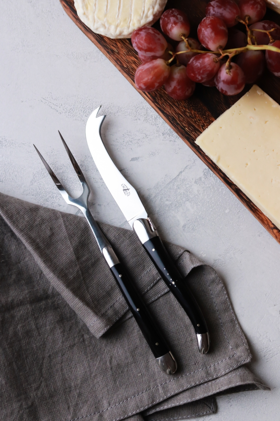 Ostesæt, håndtag i mørkt horn, poleret, Tradition - Forge de Laguiole