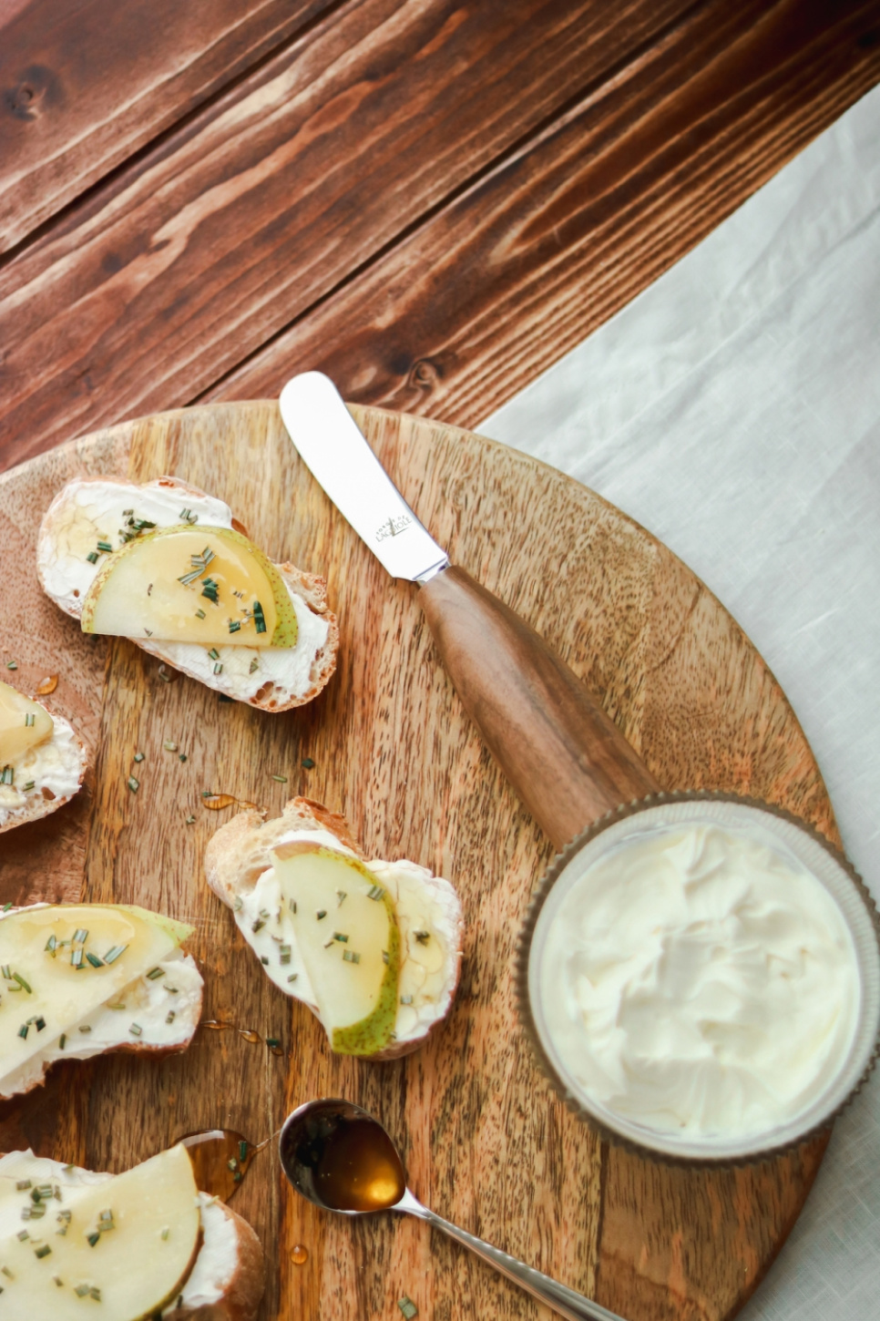 Smørkniv med håndtag af valnød, Lou Bure - Forge de Laguiole