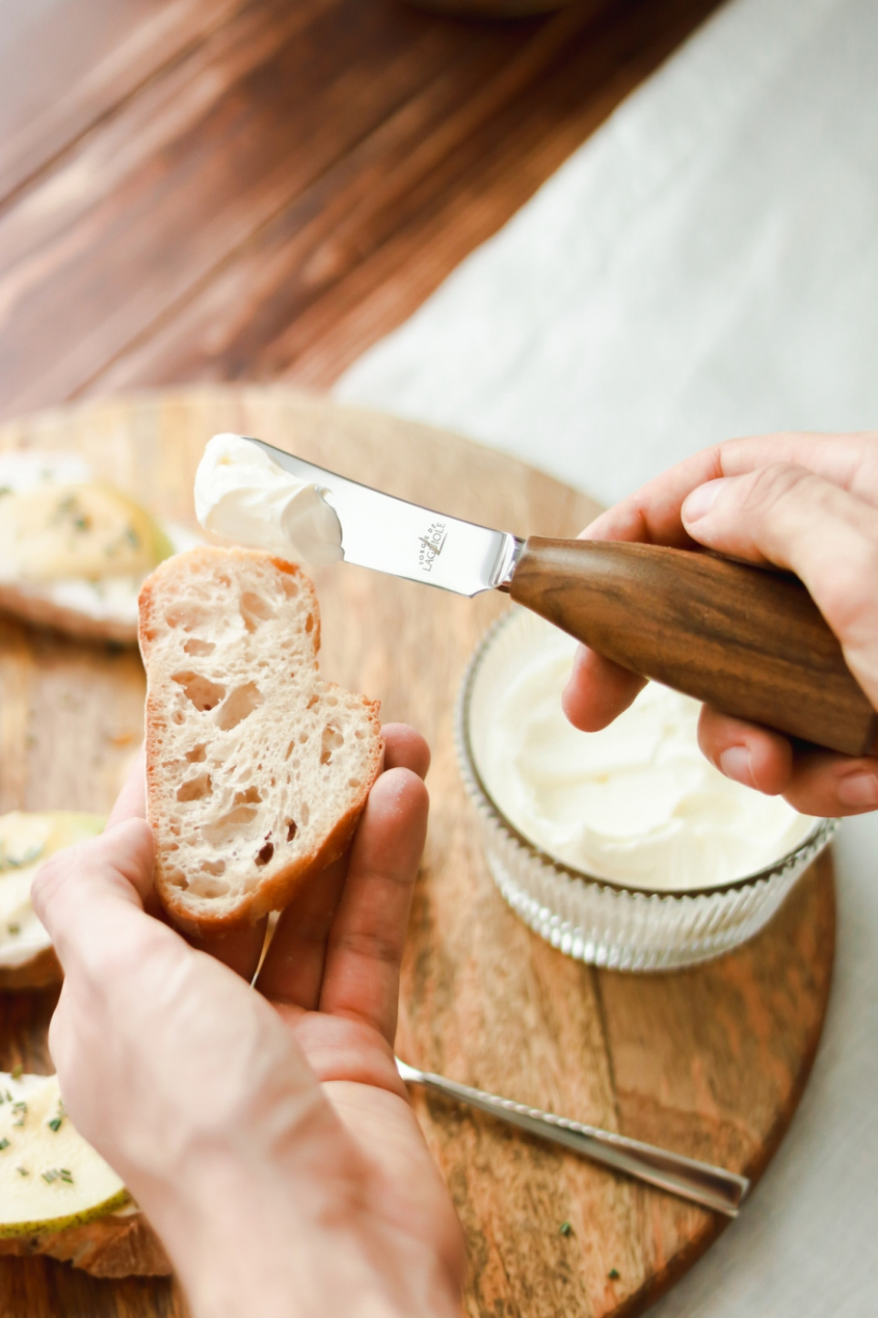 Smørkniv med håndtag af valnød, Lou Bure - Forge de Laguiole