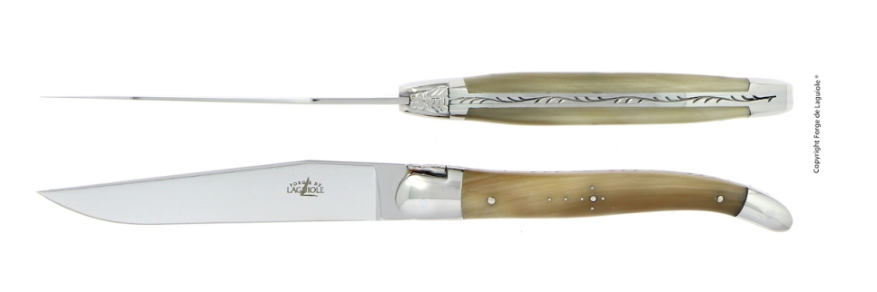 To knive, håndtag af lyst horn, poleret, Tradition - Forge de Laguiole i gruppen Borddækning / Bestik / Knivar hos The Kitchen Lab (1446-32893)
