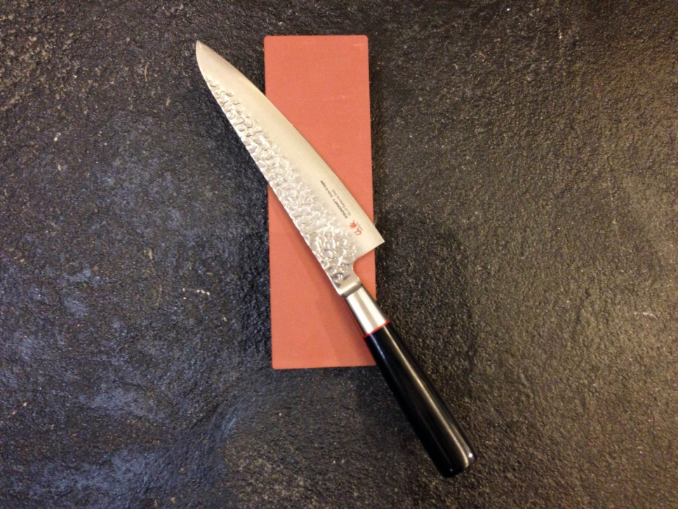 Slibekursus med våd skæresten, trin 1 i gruppen Madlavning / Køkkenknive / Kniv-pleje / Anden knivpleje hos The Kitchen Lab (1450-13634)
