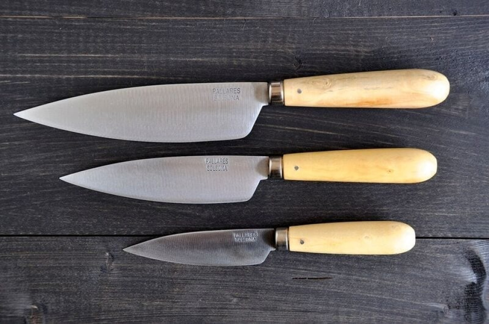 Knivsæt 3 knive i kulstofstål og knivrulle - Pallarès i gruppen Madlavning / Køkkenknive / Kniv-sæt hos The Kitchen Lab (1451-14539)