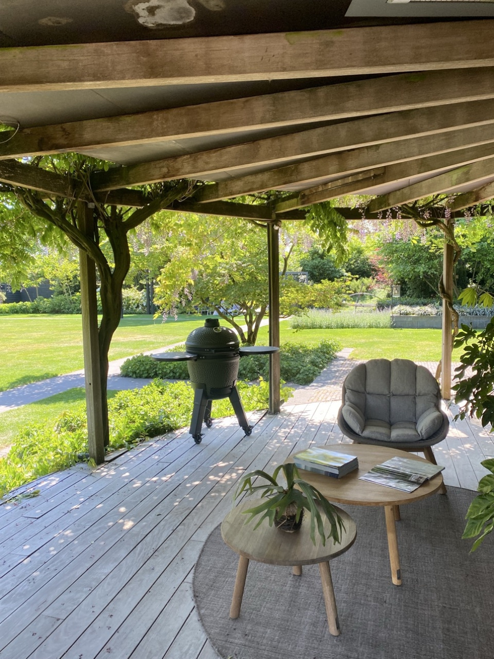 Kamado-grill inklusive benbeslag, sorte ben med hjul og sidebord - Moddern Kamado-grill inklusive benbeslag, sorte ben med hjul og sidebord - Moddern