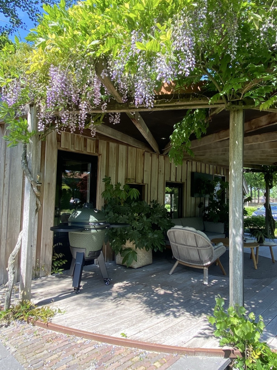 Kamado-grill inklusive benbeslag, sorte ben med hjul og sidebord - Moddern Kamado-grill inklusive benbeslag, sorte ben med hjul og sidebord - Moddern