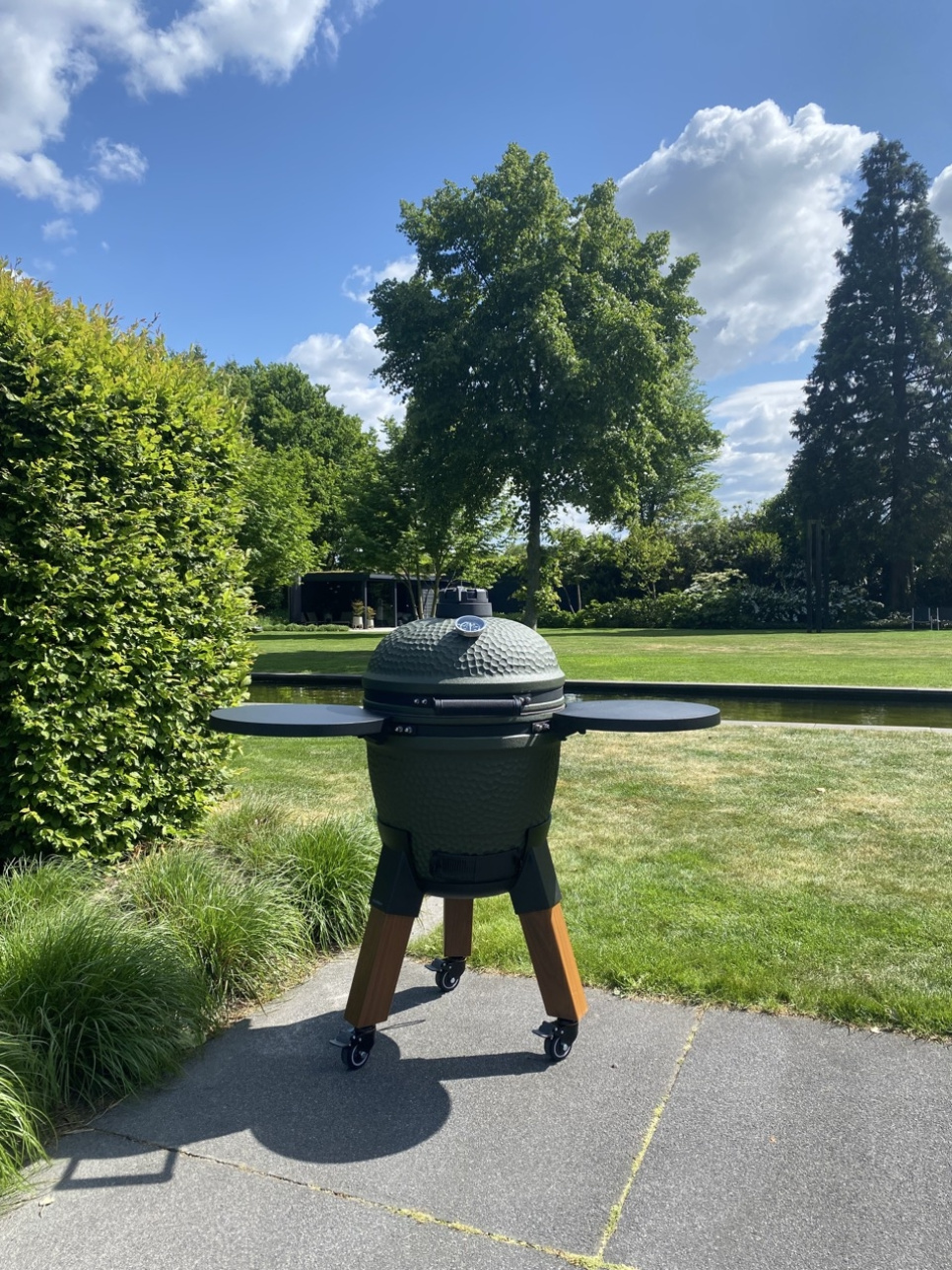 Kamado-grill inkl. benbeslag, aluminiumsben (træimitation) med hjul og sidebord - Moddern Kamado-grill inkl. benbeslag, aluminiumsben (træimitation) med hjul og sidebord - Moddern